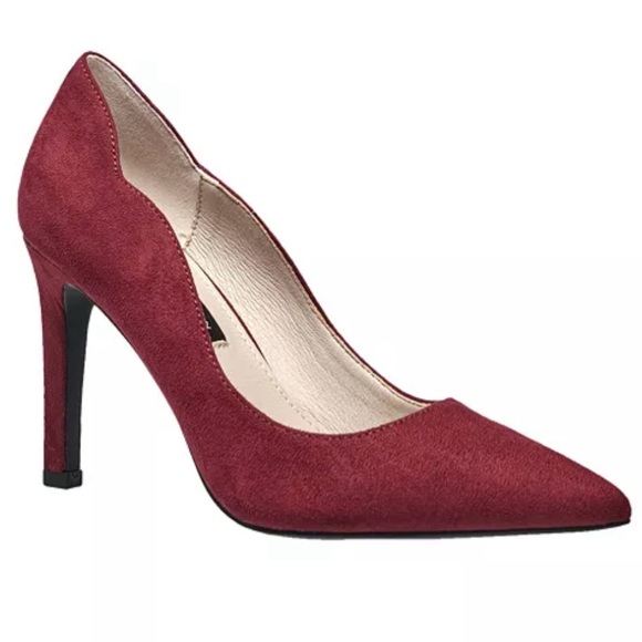 French Connection Shoes - NWOT French Connection Women's Plum Burgundy Scallop Slip-On Heels Sandals